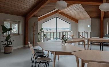 Origineel vergaderen op de eerste verdieping van een hooischuur Origineel vergaderen op de eerste verdieping van een hooischuur