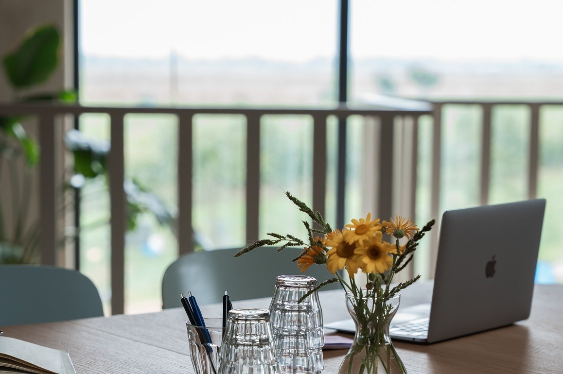 Origineel vergaderen op de eerste verdieping van een hooischuur