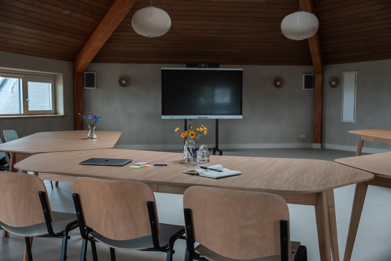 Origineel vergaderen op de eerste verdieping van een hooischuur