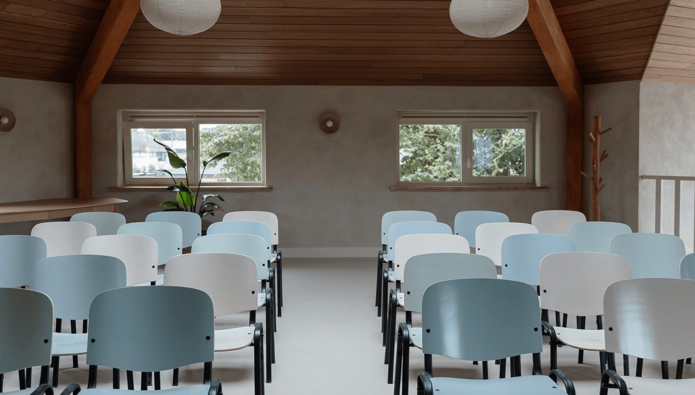 Origineel vergaderen op de eerste verdieping van een hooischuur