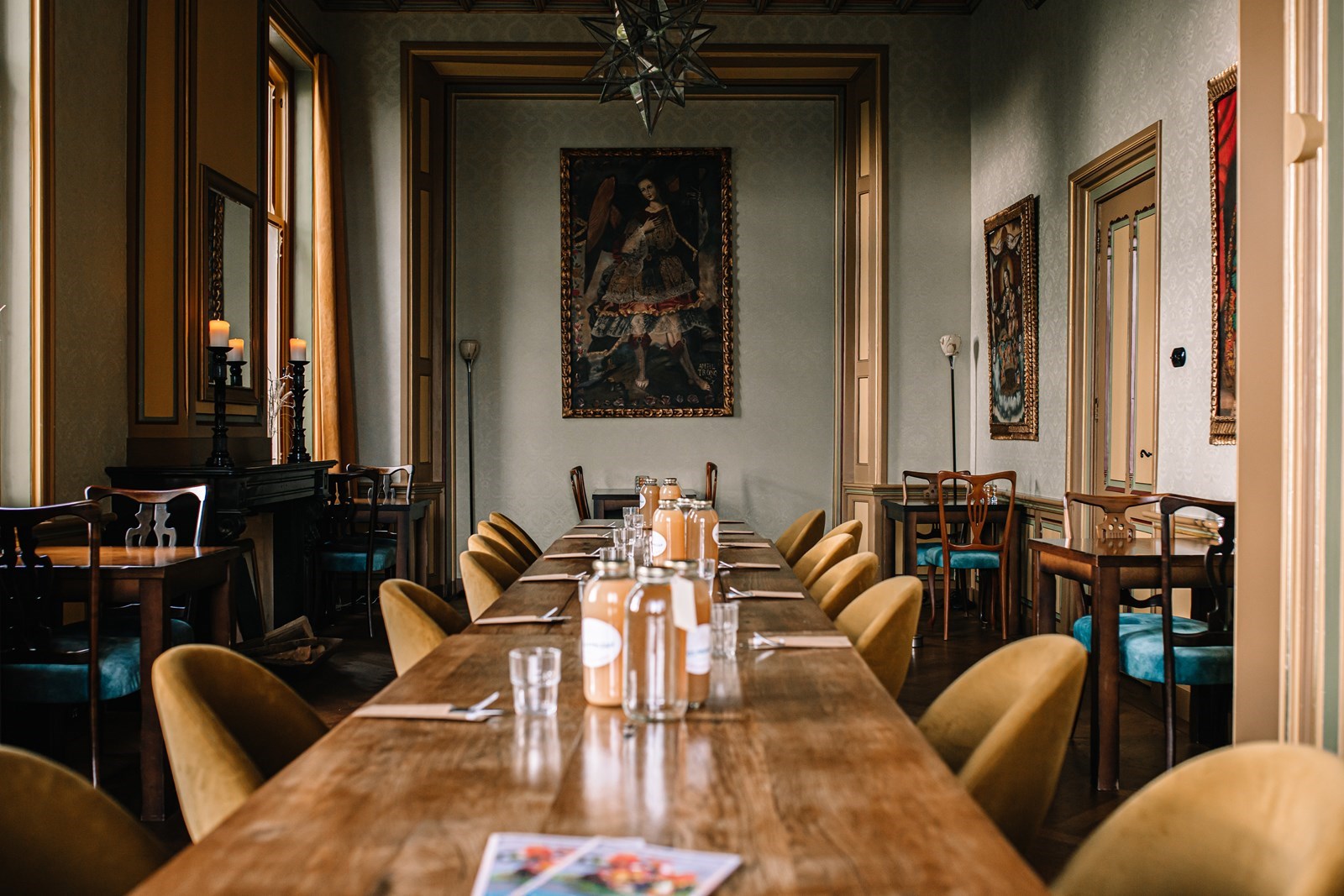 Origineel vergaderen in een Kerk, Pastoriekamer of Finse Kota
