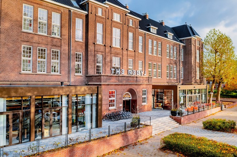 Vergaderen en overnachten in een voormalige meisjesschool uit 1922 Vergaderen en overnachten in een voormalige meisjesschool uit 1922