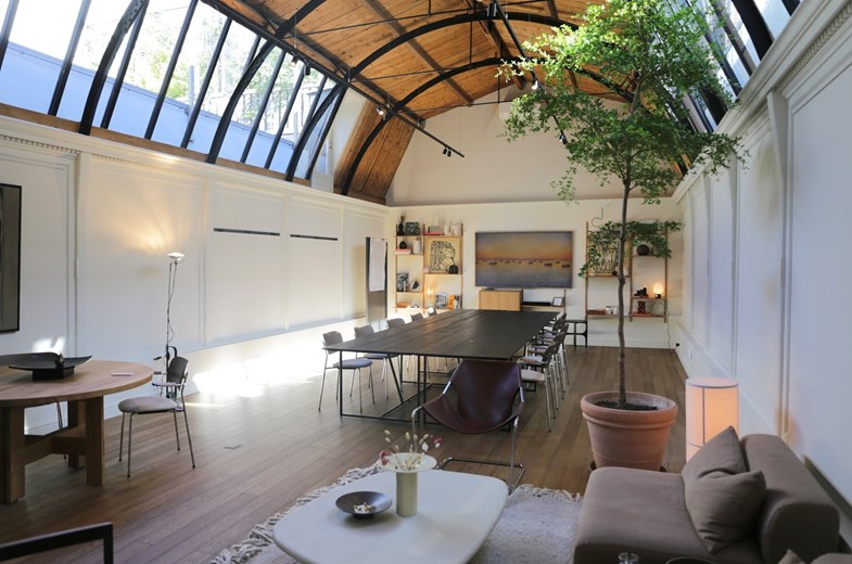 Vergaderen aan een historische gracht in het centrum van Amsterdam Vergaderen aan een historische gracht in het centrum van Amsterdam