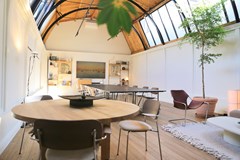 Vergaderen aan een historische gracht in het centrum van Amsterdam Vergaderen aan een historische gracht in het centrum van Amsterdam