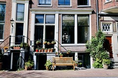 Vergaderen aan een historische gracht in het centrum van Amsterdam Vergaderen aan een historische gracht in het centrum van Amsterdam