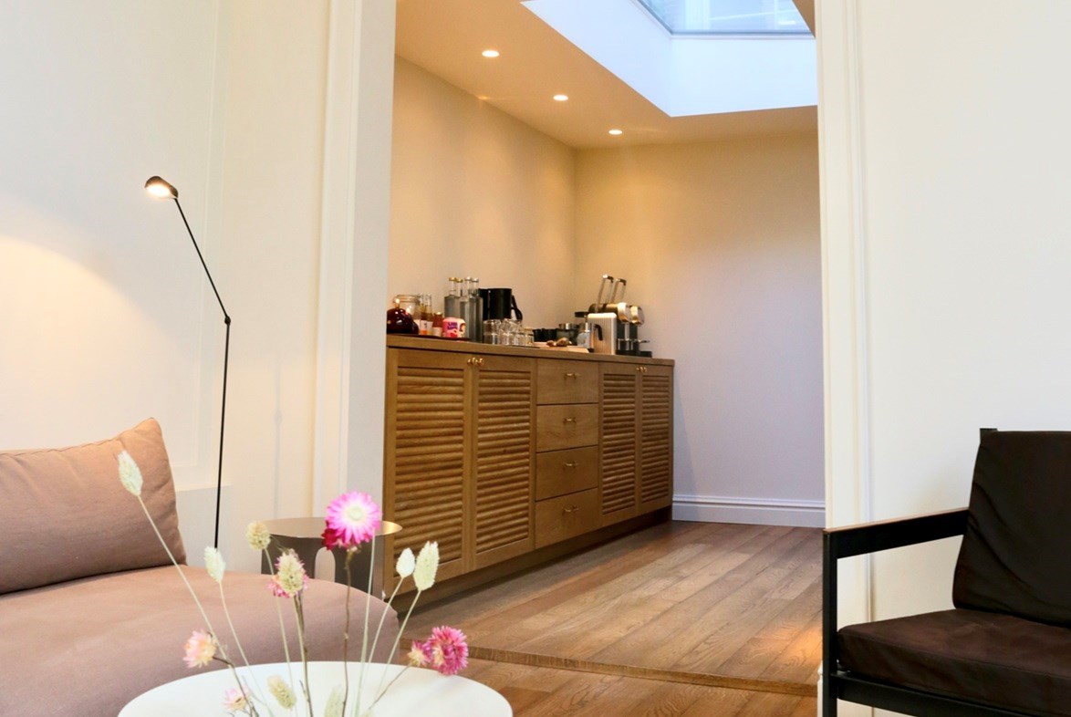 Vergaderen aan een historische gracht in het centrum van Amsterdam