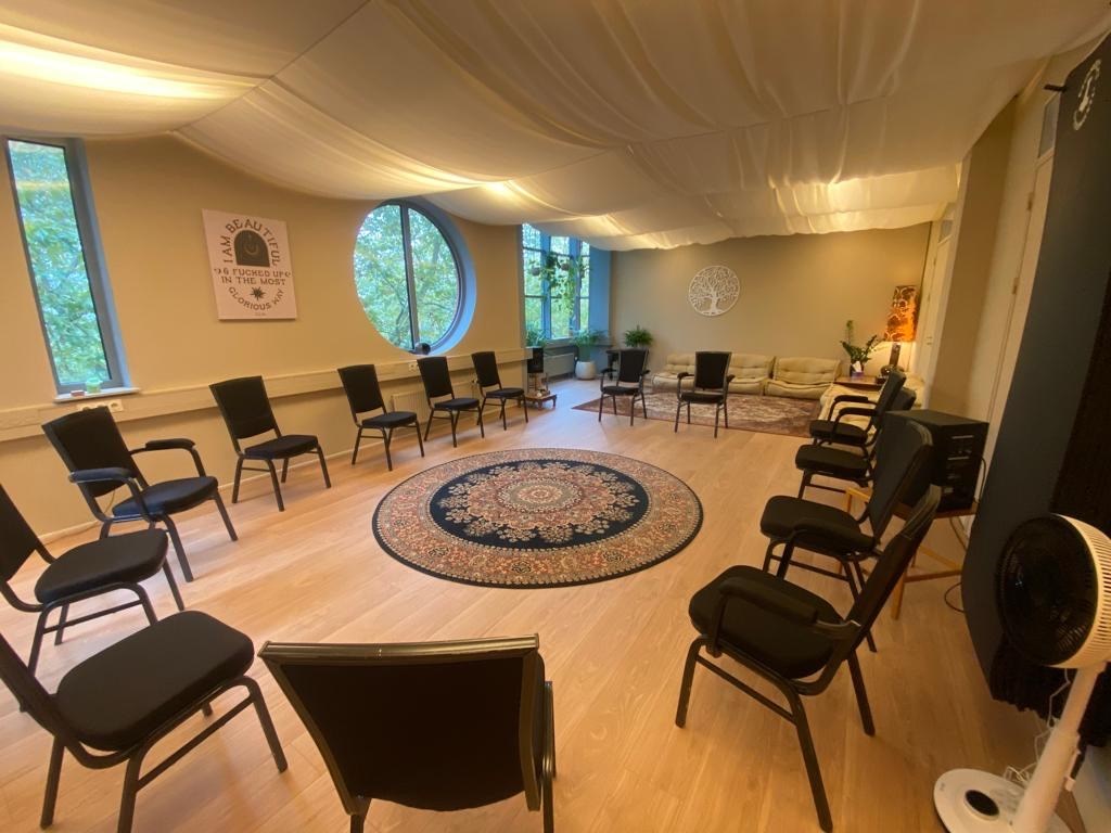 Origineel vergaderen in het oude Pieter Baan centrum in Utrecht