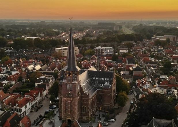 Origineel vergaderen in de Grote Kerk van Hoorn