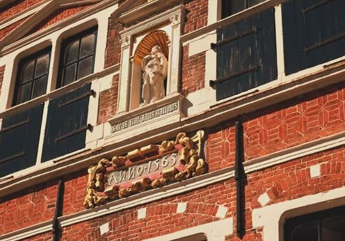 Origineel vergaderen in de Grote Kerk van Hoorn