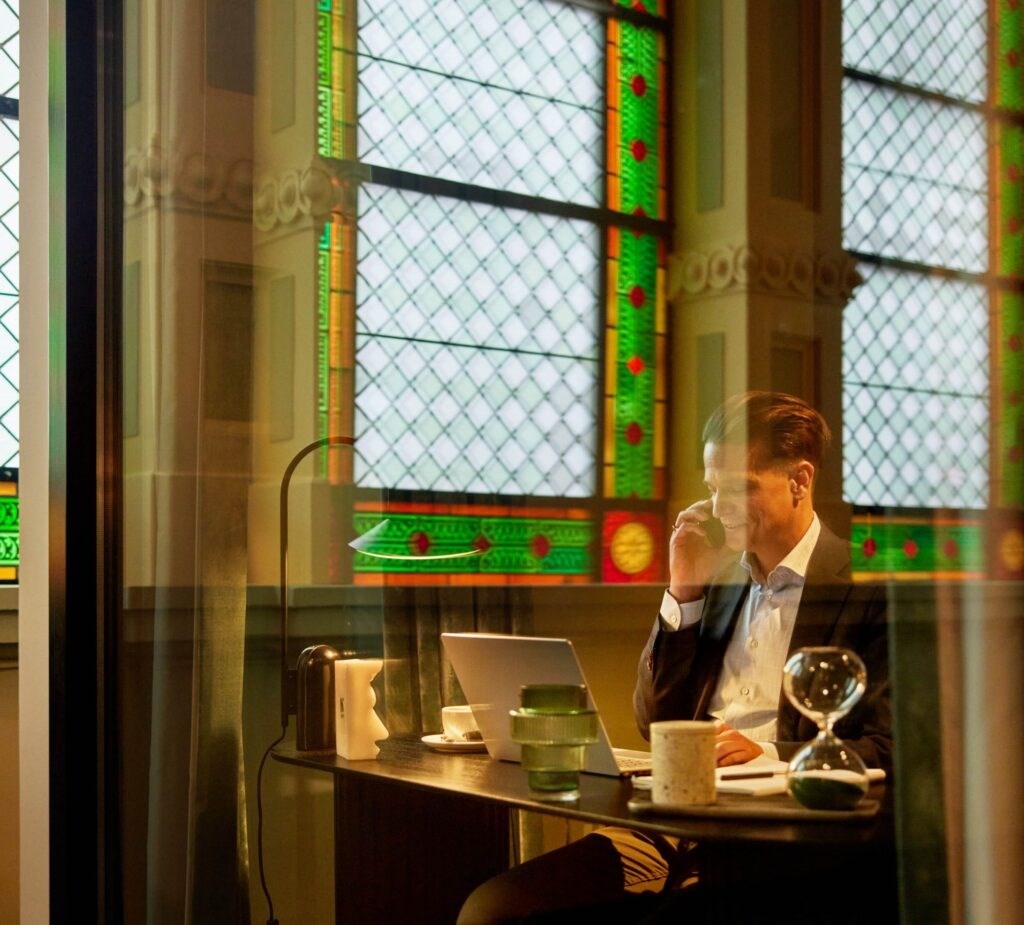 Origineel vergaderen in de Grote Kerk van Hoorn