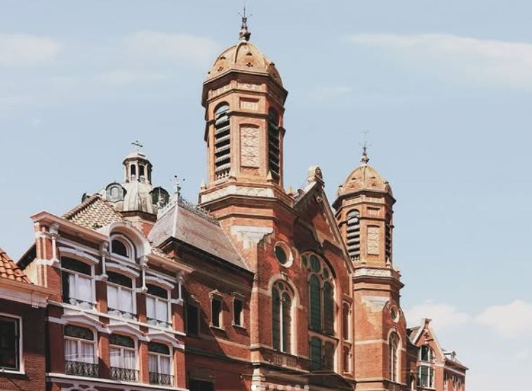 Origineel vergaderen in de Grote Kerk van Hoorn
