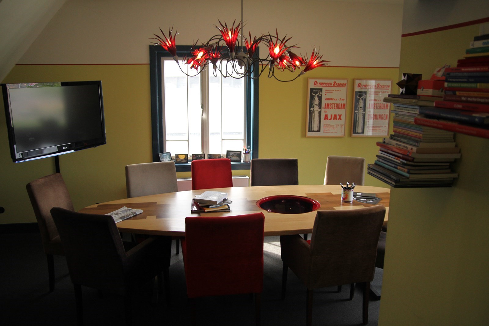 Vergaderen in het Portiershuisje op het terrein van het Olympisch Stadion