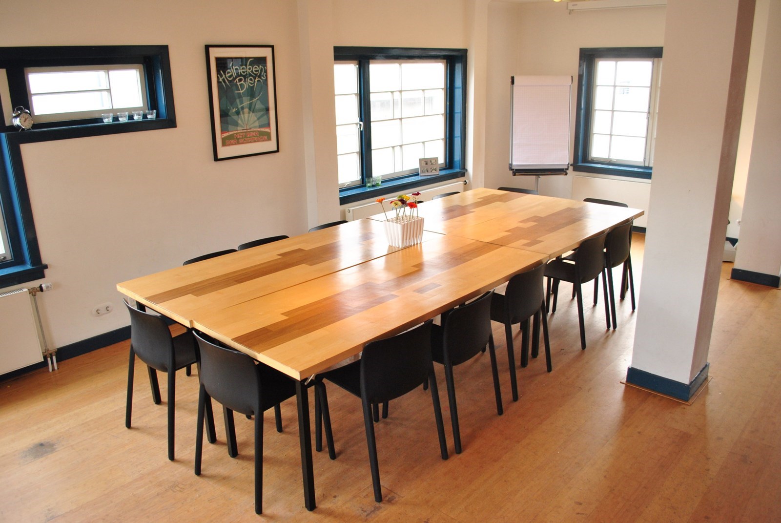 Vergaderen in het Portiershuisje op het terrein van het Olympisch Stadion