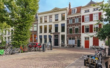 Vergaderen in een huiselijke sfeer aan de historische Nieuwegracht in Utrecht Vergaderen in een huiselijke sfeer aan de historische Nieuwegracht in Utrecht