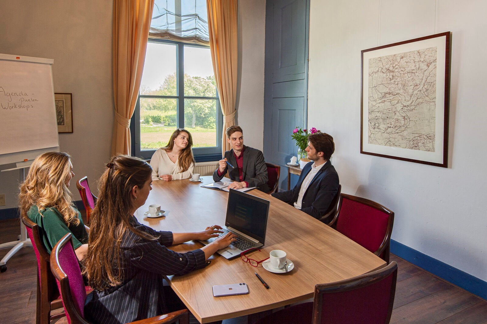 Origineel vergaderen in een statig herenhuis uit de 19e eeuw op een landgoed