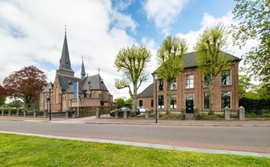 Vergaderen in een voormalige pastorie uit 1862 Vergaderen in een voormalige pastorie uit 1862