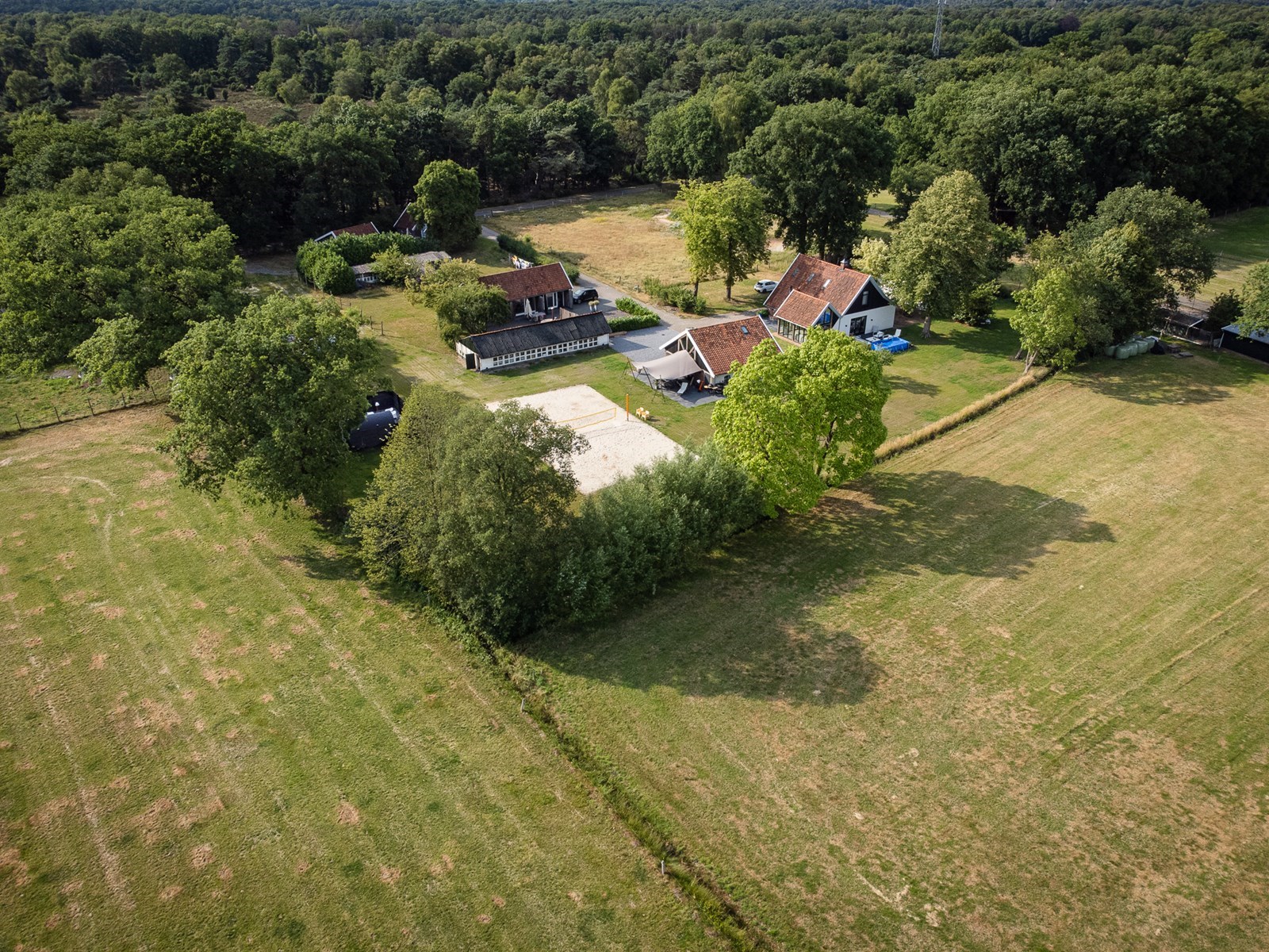 Vergaderen in een voormalige koeienstal uit begin vorige eeuw
