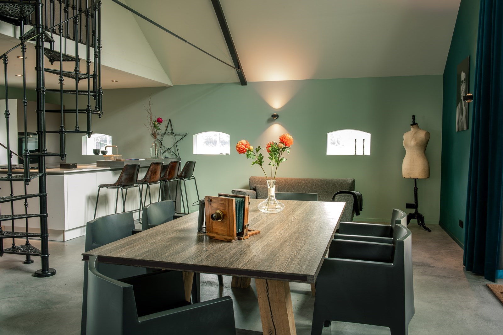 Vergaderen in een voormalige koeienstal uit begin vorige eeuw