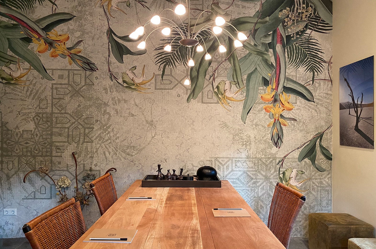 Origineel vergaderen in een mediterrane villa die grenst aan het bos