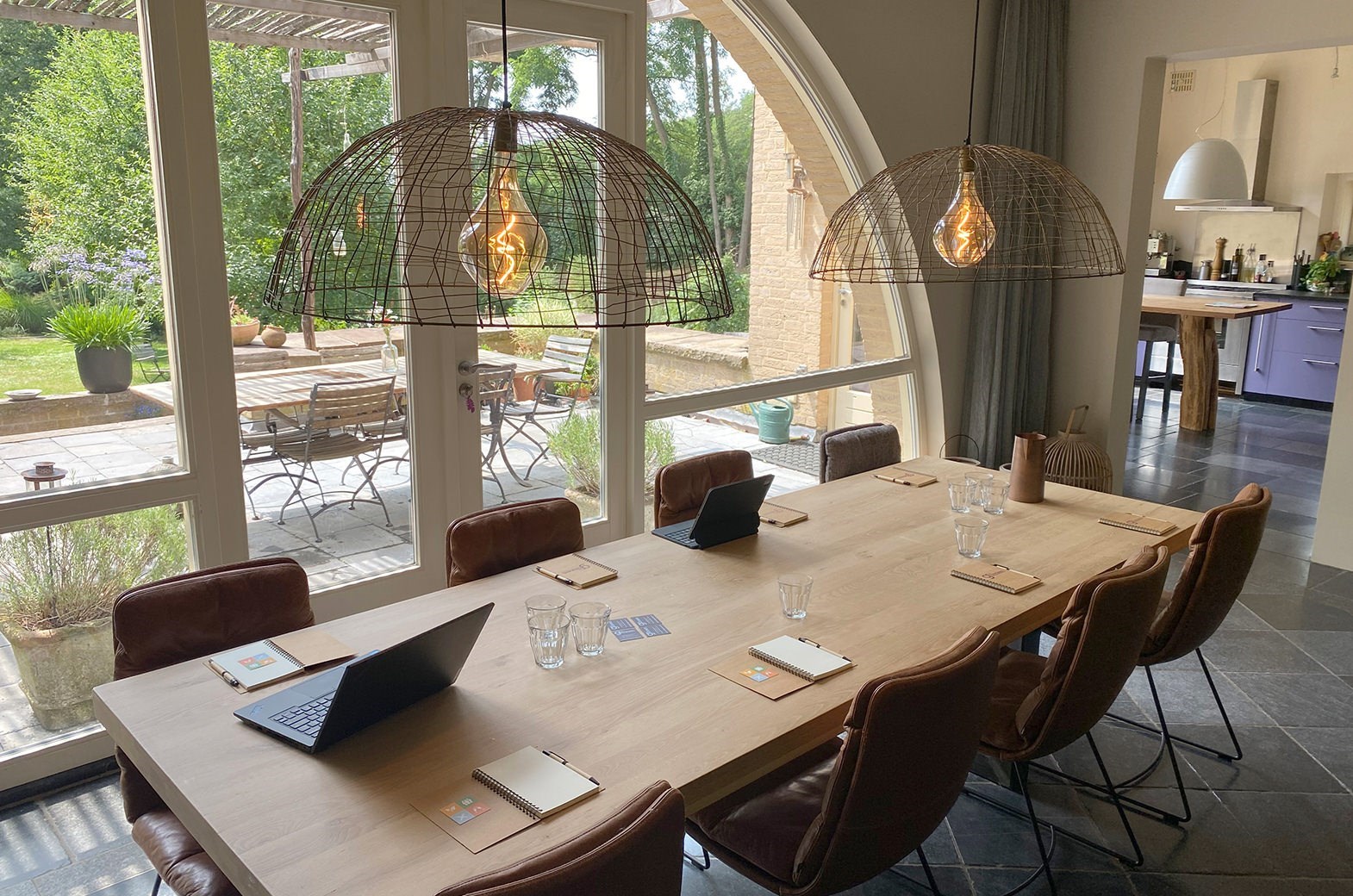 Origineel vergaderen in een mediterrane villa die grenst aan het bos