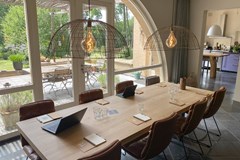 Origineel vergaderen in een mediterrane villa die grenst aan het bos Origineel vergaderen in een mediterrane villa die grenst aan het bos