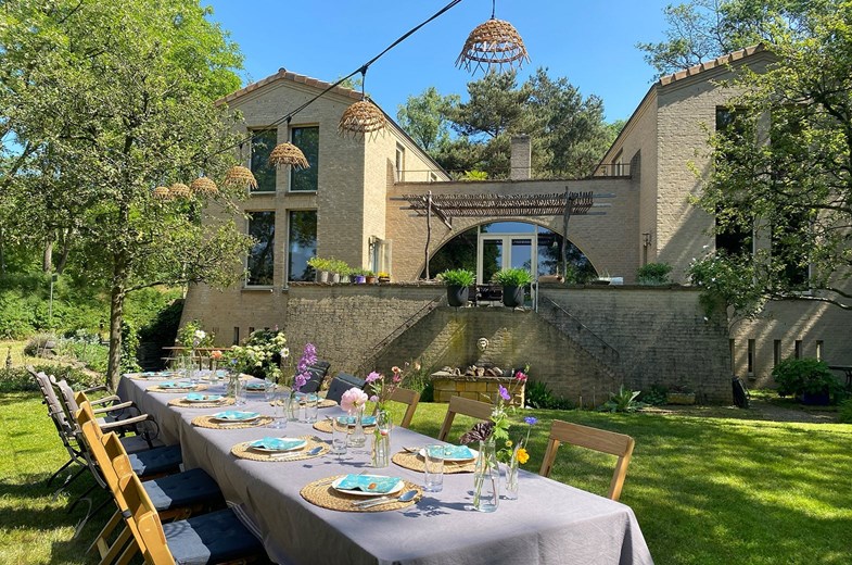 Origineel vergaderen in een mediterrane villa die grenst aan het bos Origineel vergaderen in een mediterrane villa die grenst aan het bos