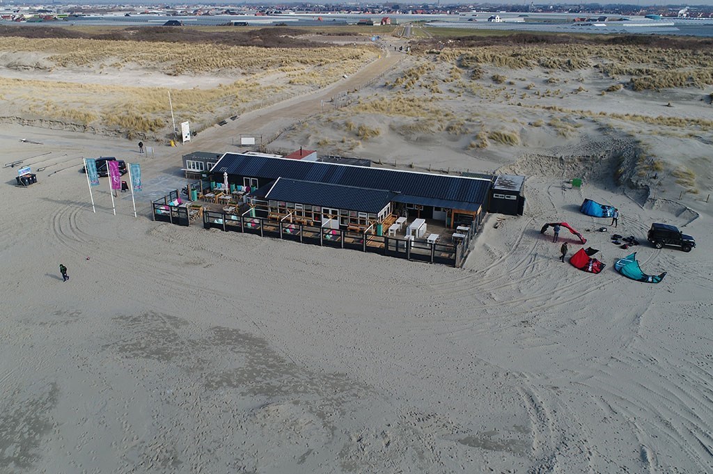 Origineel vergaderen op het strand met uitzicht op zee