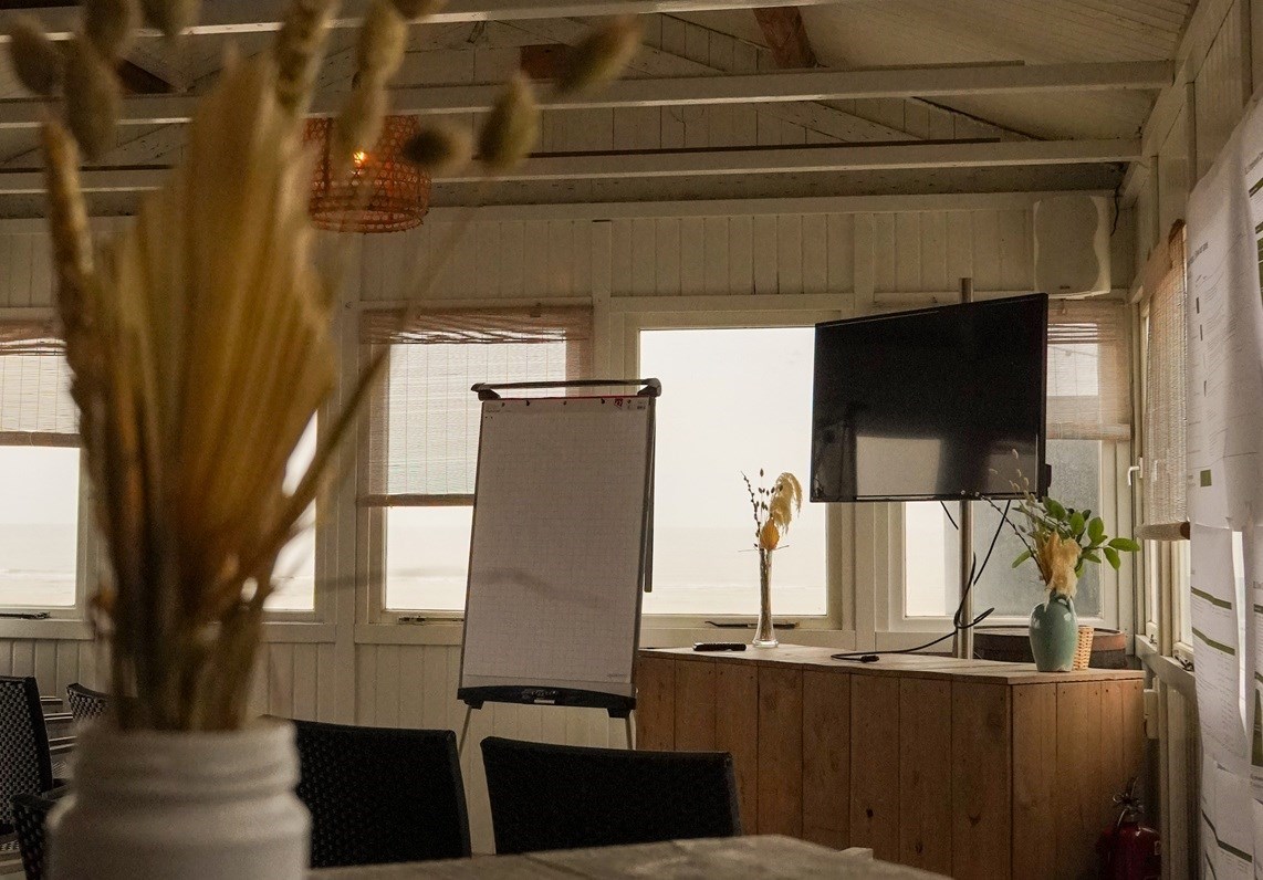 Origineel vergaderen op het strand met uitzicht op zee