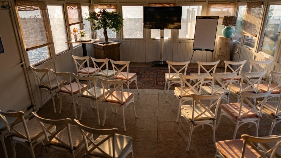 Origineel vergaderen op het strand met uitzicht op zee