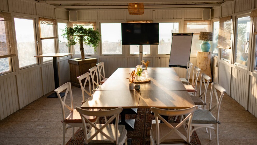 Origineel vergaderen op het strand met uitzicht op zee