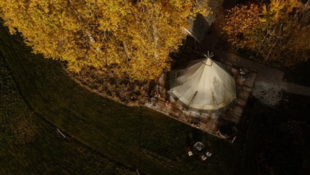 Vergaderen in een luxe Tipi op een prachtige plek in het bos