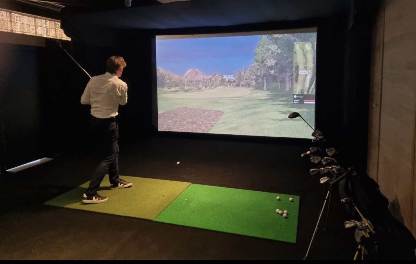 Origineel vergaderen in Amsterdam en ontspannen op de golfsimulator