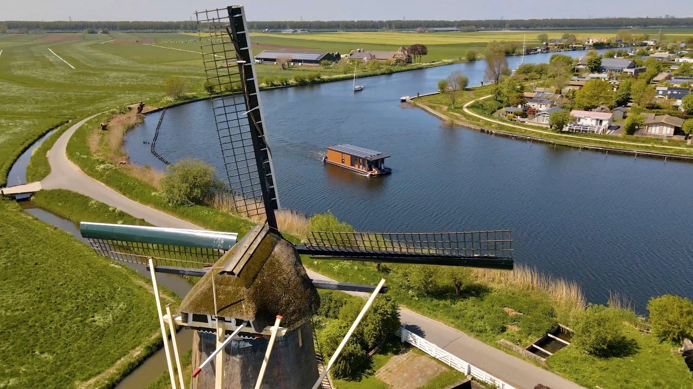 Vergaderen op een luxe varende houseboat die écht vaart