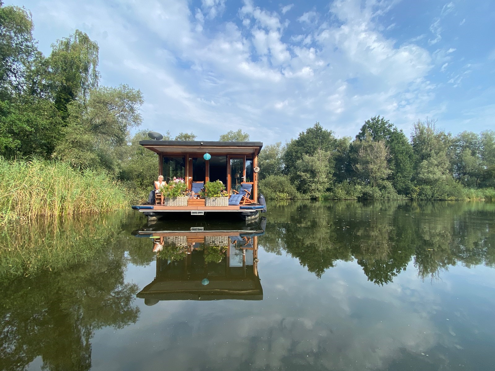 Vergaderen op een luxe varende houseboat die écht vaart