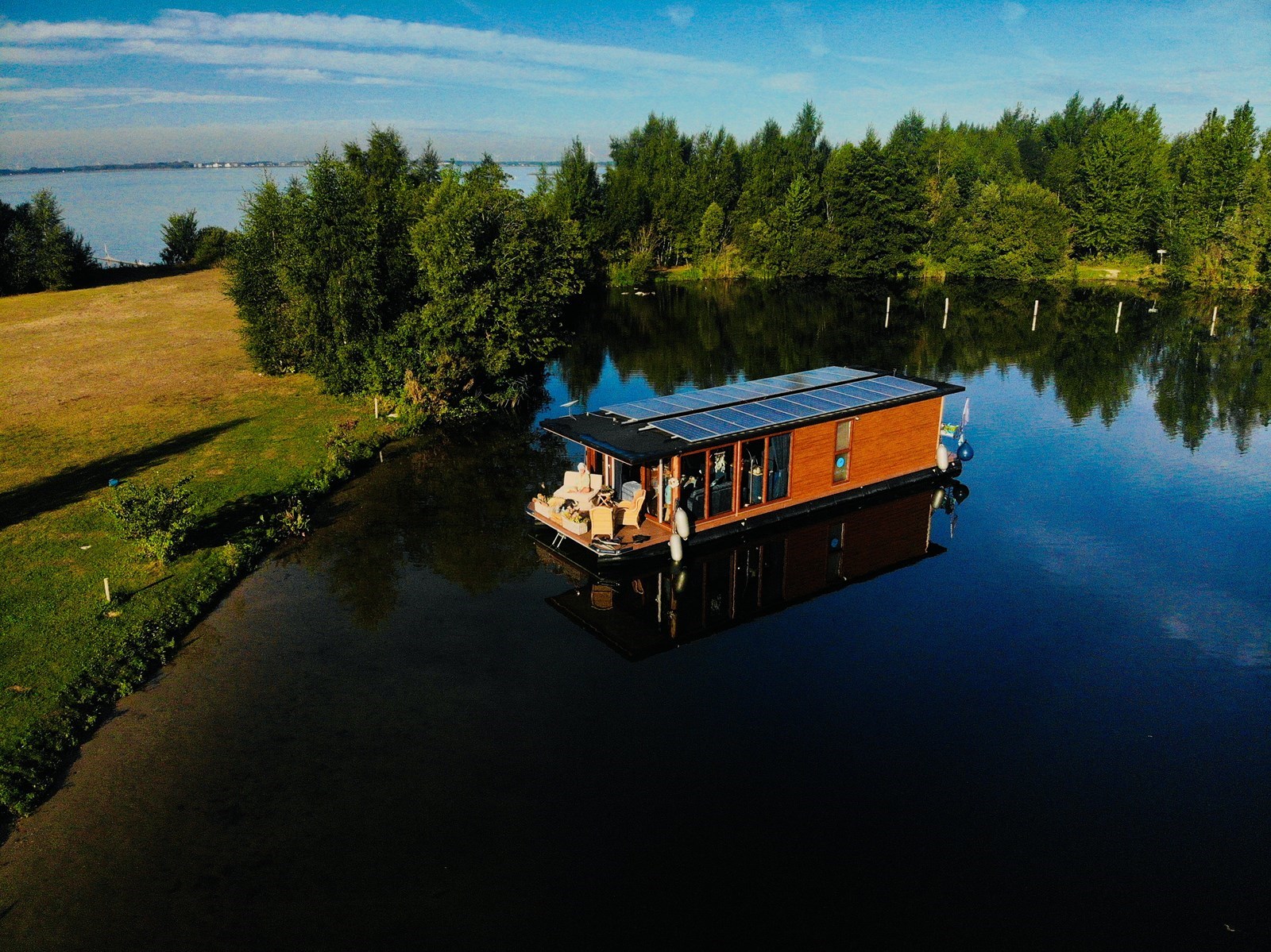 Vergaderen op een luxe varende houseboat die écht vaart
