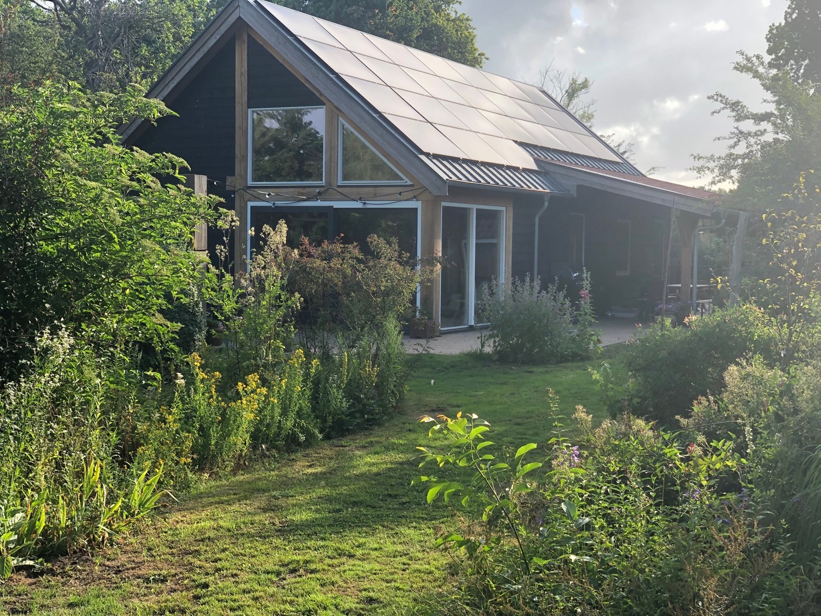 Origineel vergaderen in een Schuurhuus in een groene tuin