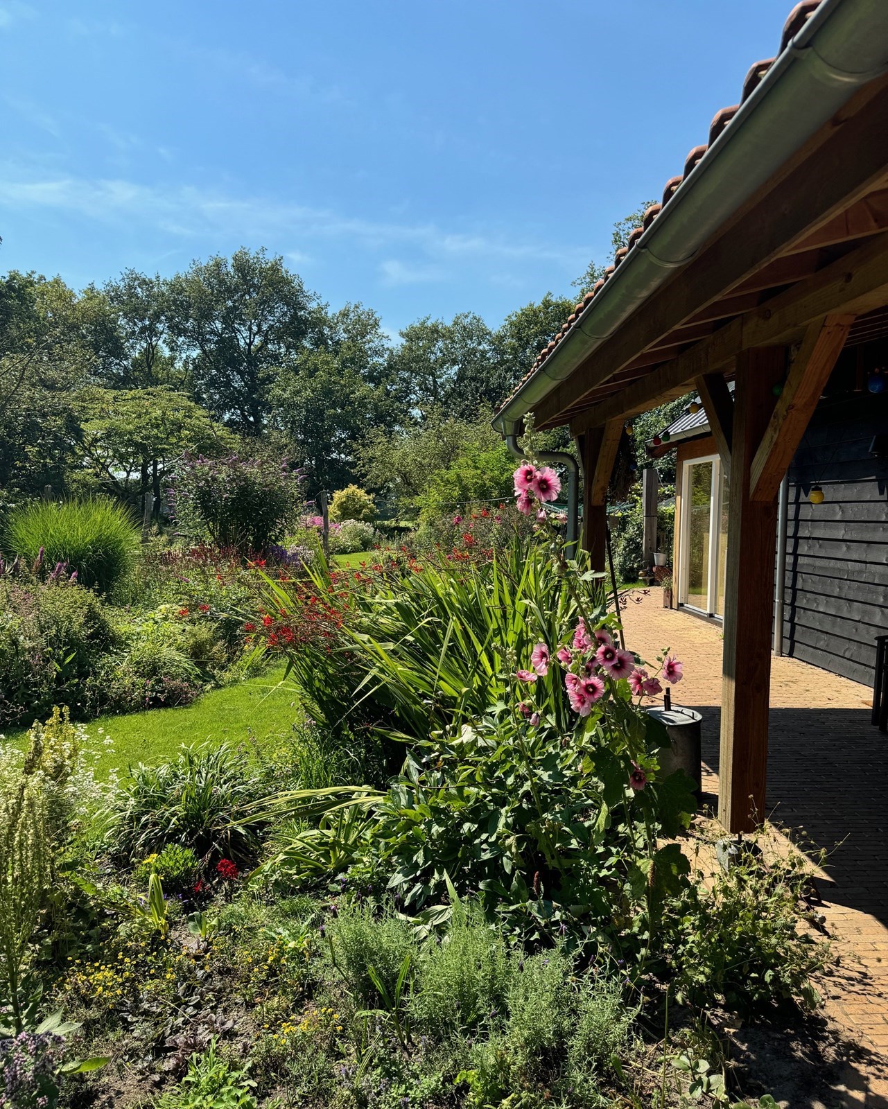 Origineel vergaderen in een Schuurhuus in een groene tuin