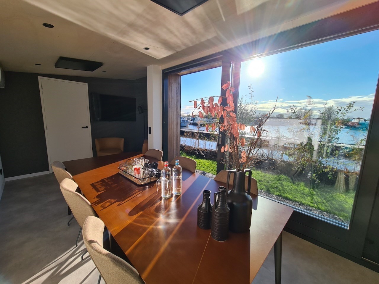 Origineel vergaderen in een POD in de natuur