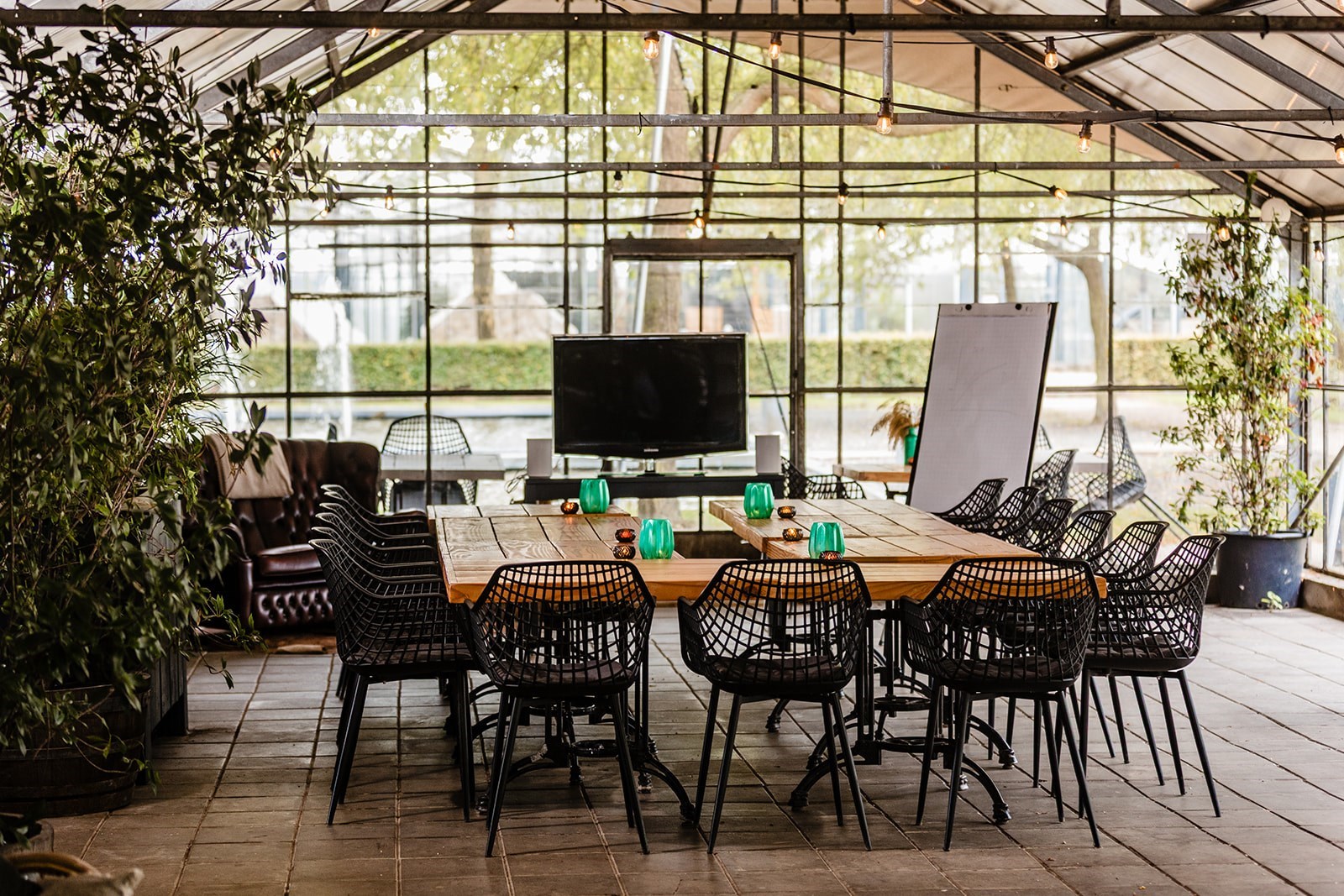 Vergaderen in een prachtige kas in het groen