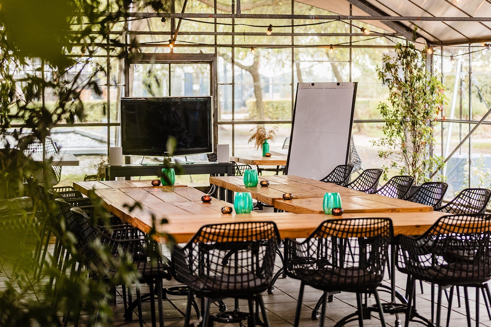 Vergaderen in een prachtige kas in het groen