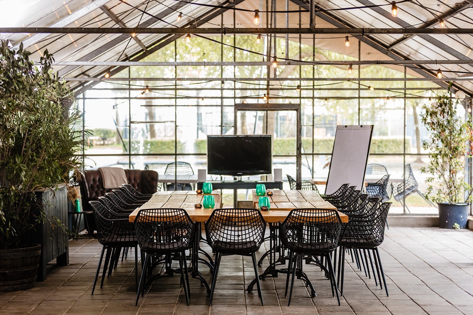 Vergaderen in een prachtige kas in het groen