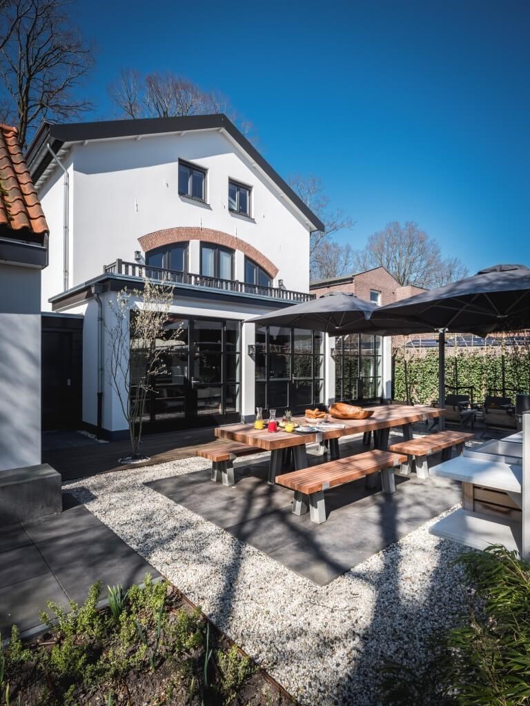 Vergadervilla aan een van de mooiste lanen van kunstenaarsdorp Bergen