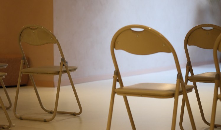 Origineel vergaderen in een koffiebar met yogastudio