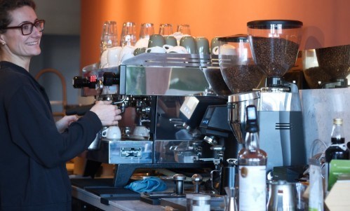Origineel vergaderen in een koffiebar met yogastudio