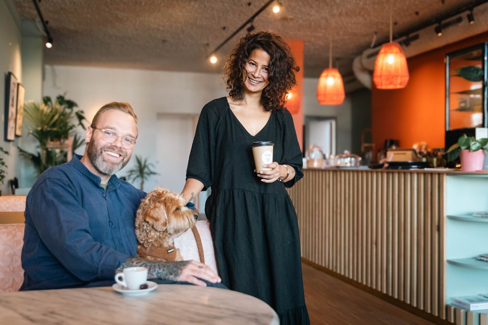 Origineel vergaderen in een koffiebar met yogastudio