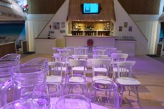 Vergaderen met je voeten in het zand op een heuse indoor beach Vergaderen met je voeten in het zand op een heuse indoor beach