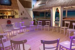 Vergaderen met je voeten in het zand op een heuse indoor beach Vergaderen met je voeten in het zand op een heuse indoor beach