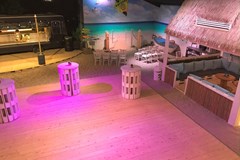 Vergaderen met je voeten in het zand op een heuse indoor beach Vergaderen met je voeten in het zand op een heuse indoor beach