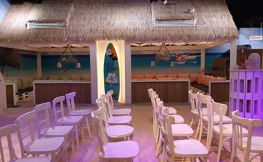 Vergaderen met je voeten in het zand op een heuse indoor beach Vergaderen met je voeten in het zand op een heuse indoor beach