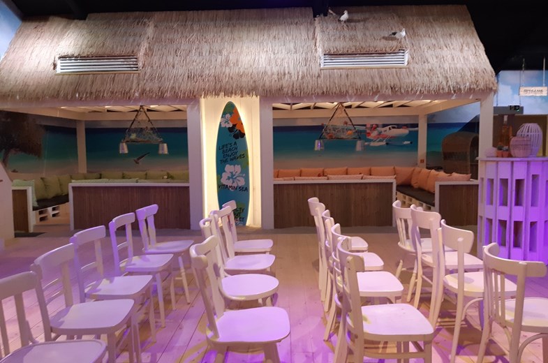 Vergaderen met je voeten in het zand op een heuse indoor beach Vergaderen met je voeten in het zand op een heuse indoor beach